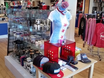 Store displaying glass cube display with Chicago souvenirs