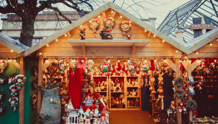 With the holiday season approaching fast, retailers need to be prepared! Check out the most up to date visual merchandising trends this year.